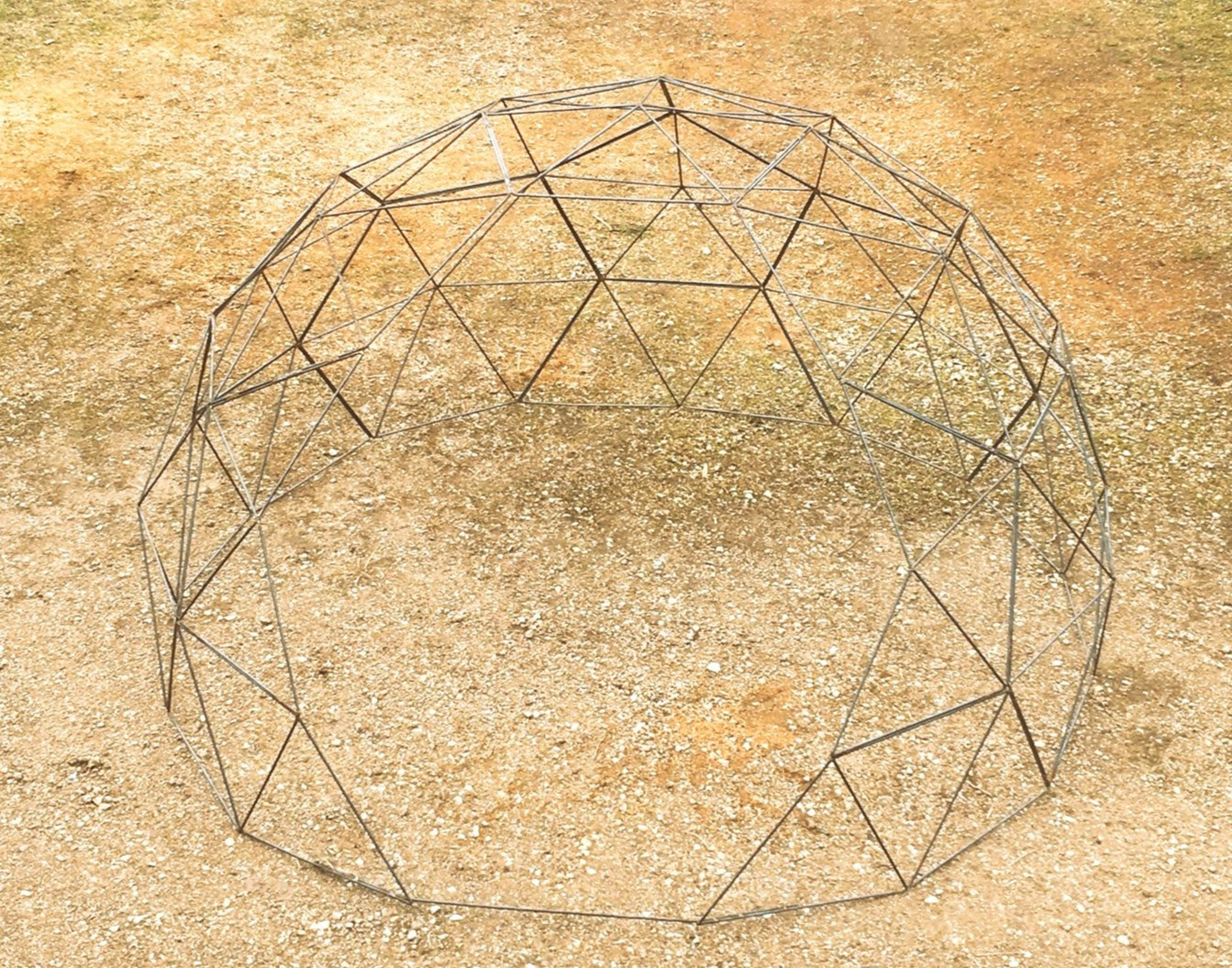 Dôme géodésique pour plante grimpante